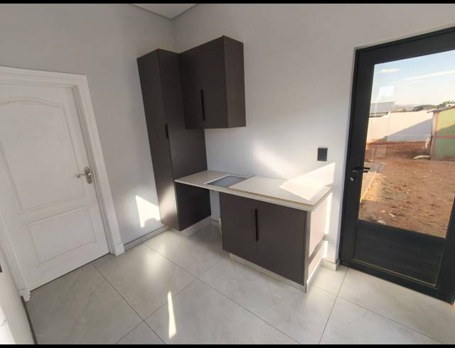3 BEDROOM FREEHOLD FOR SALE IN CASHAN